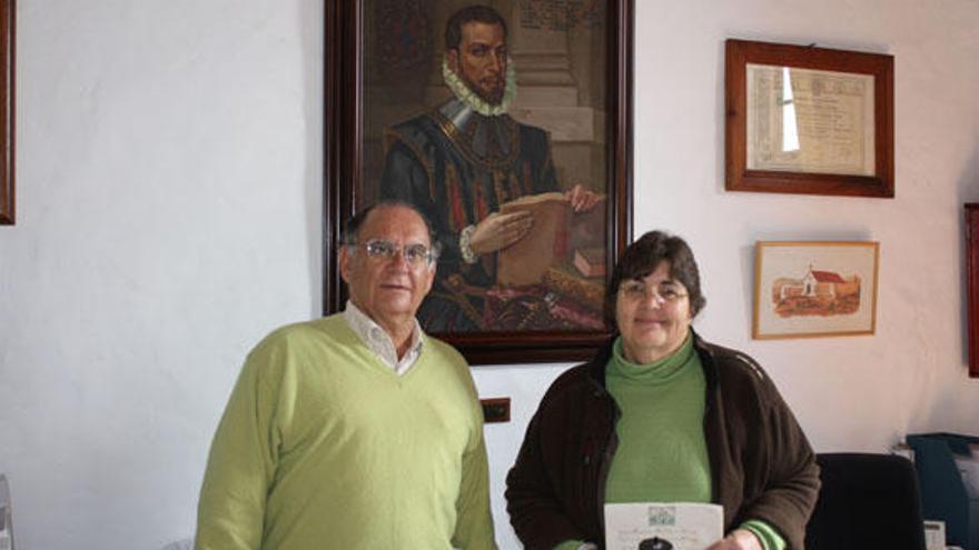 Arriba, Juan A. Martín y María Dolores Rodríguez. Abajo, algunos de los documentos donados.i ADRIEL PERDOMO-P/DLP