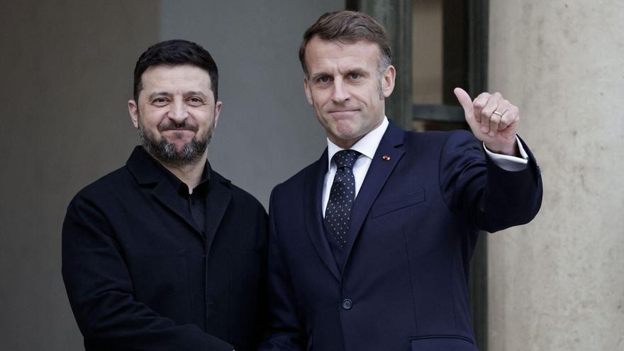 El presidente de Ucrania, Volodímir Zelenski, saluda a su homólogo francés, Emmanuel Macron, a su llegada al Palacio del Elíseo, este lunes.