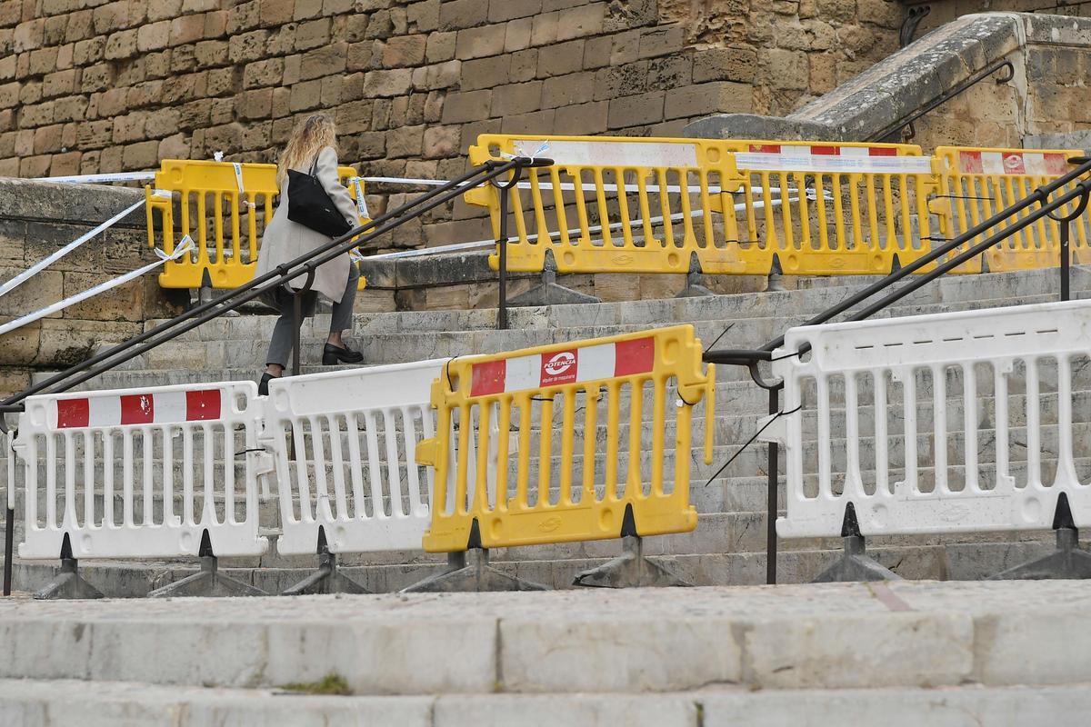 Große Risse und abgerutschte Seitenteile: So kaputt ist die Treppe vor Palmas Kathedrale