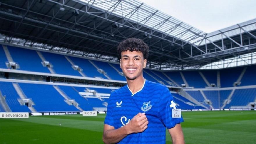 El Málaga CF negocia con el Everton la cesión de Adam Aznou