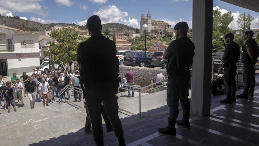 Vor dem Rathaus in Calvià trafen sich die empörten Anwohner und Geschäftstreibenden aus Magaluf.