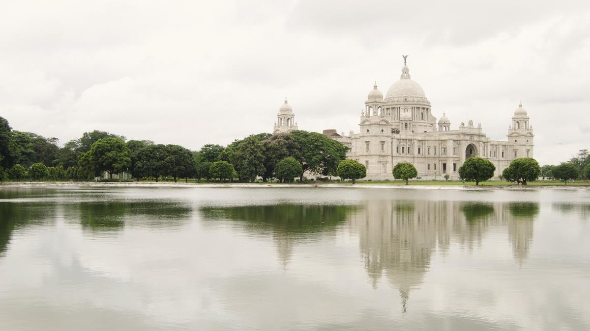 El Victoria Memorial és un palau blanc envoltat de jardins amb arbres centenaris