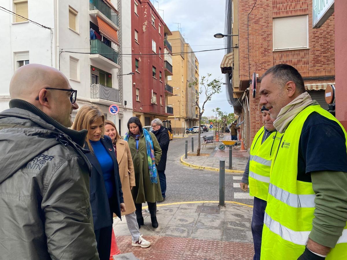 Toni Saura y Pilar Bernabé hablan con un operario en Alaquàs.