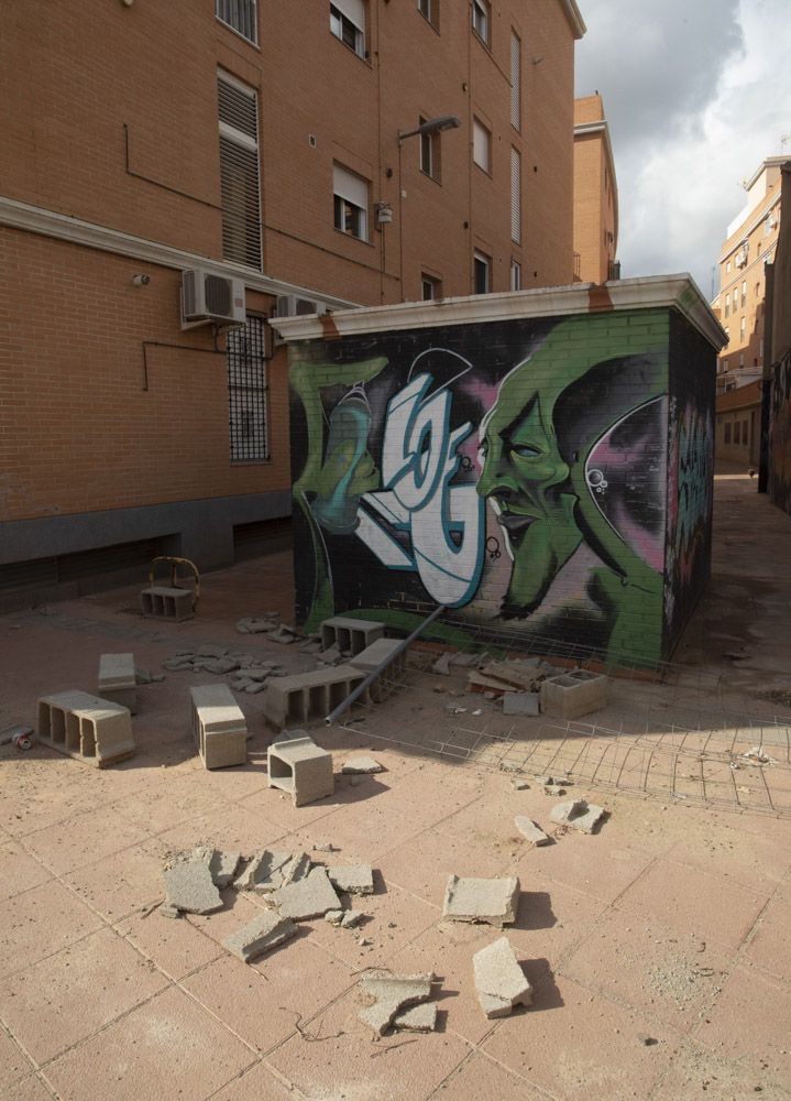 Queja de los vecinos de la Plaza Sant Cristofol de Sagunt, al tener que vivir junto a los restos de una obra parada hace años.