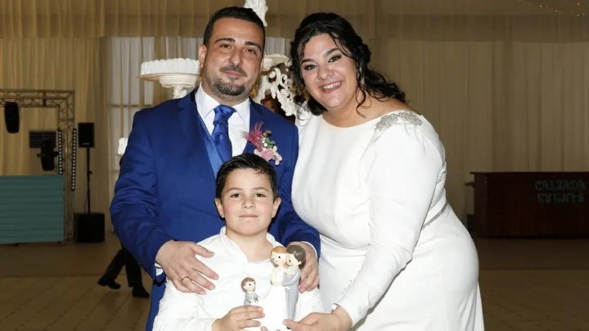 Adrián Fernández junto a su esposa y su hijo el día de su boda.