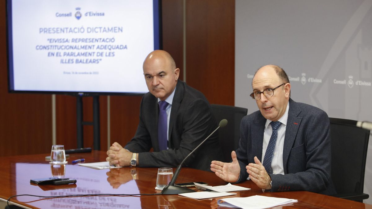 El catedrático de Derecho de la UB Josep Maria Castellà, durante la explicación de su dictamen, y, a su lado, el presidente, Vicent Marí.