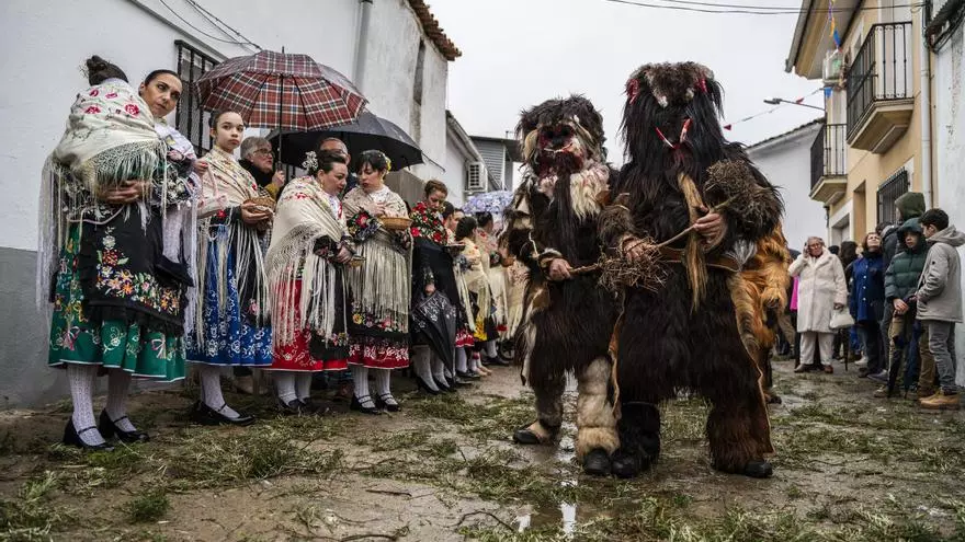 La lluvia no apaga la magia de Las Carantoñas de Acehúche