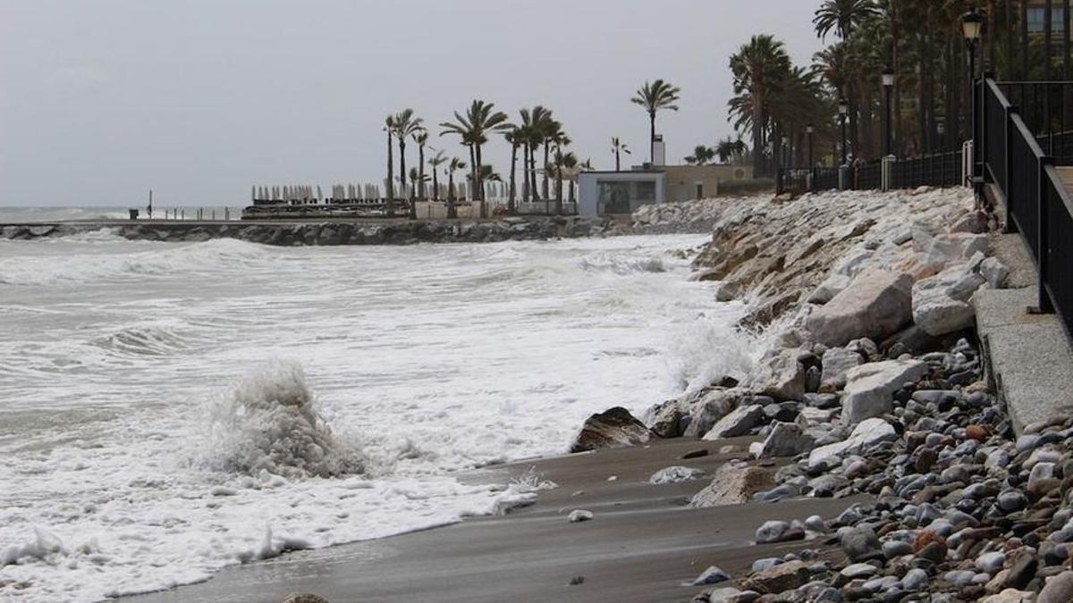 Imagen de los daños de un temporal sobre las playas de Marbella.