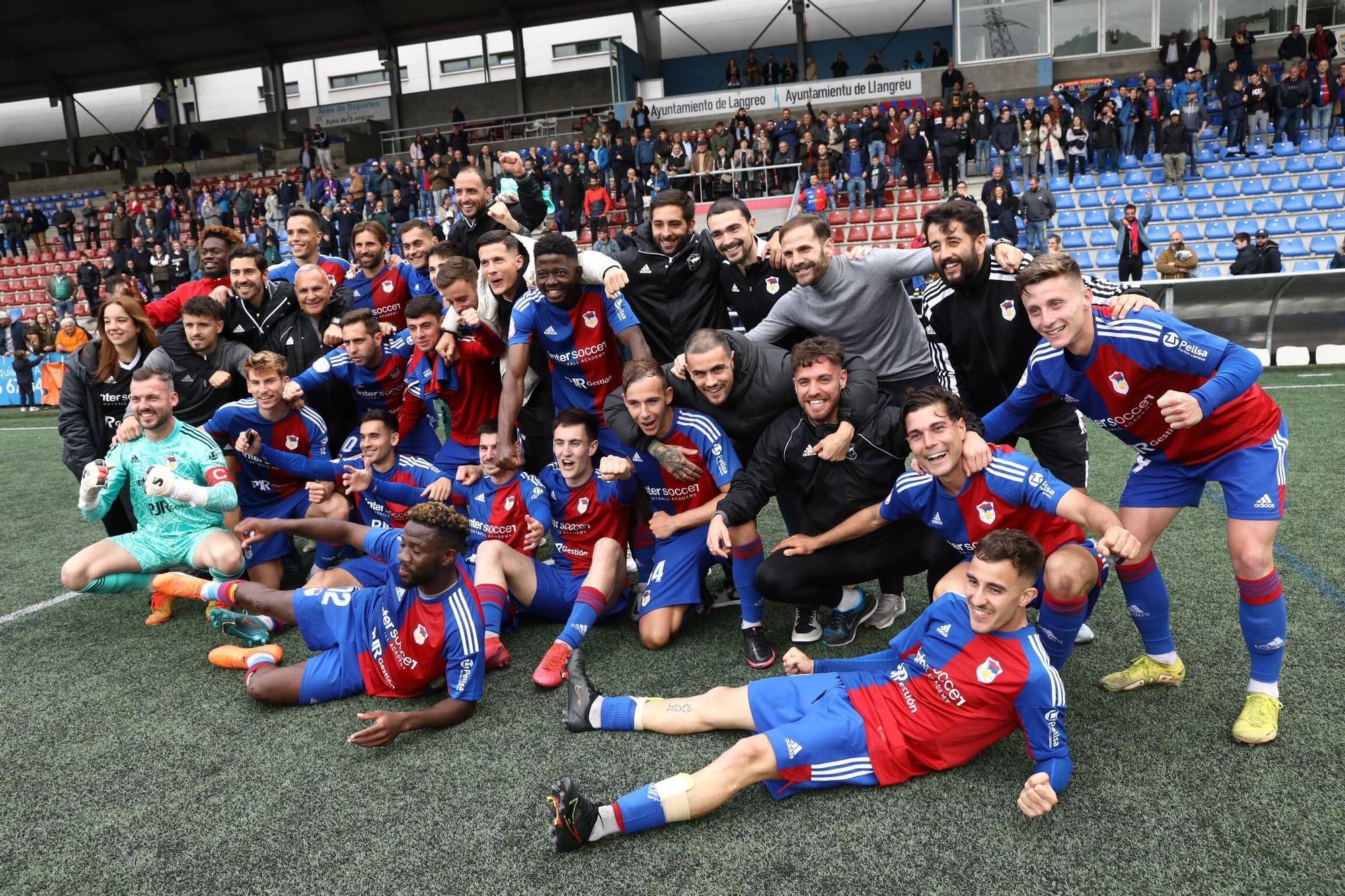 Así fue la celebración del UP Langreo, que seguirá un año más en Segunda Federación