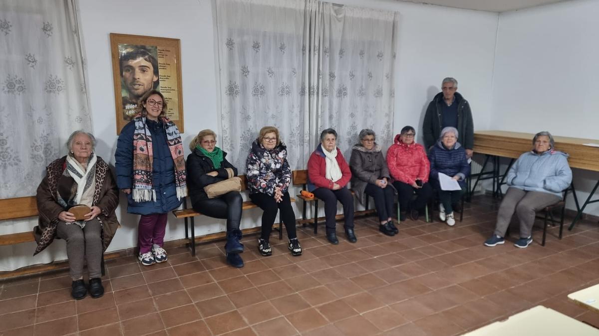 La presidenta saliente, Esther Fernández (de pie), y vecinos y asistentes a la asamblea.