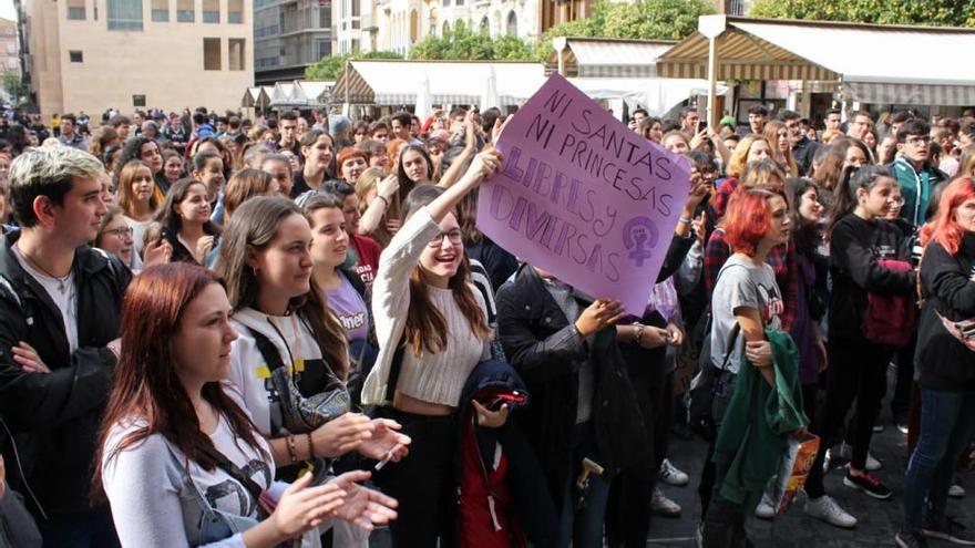 Los estudiantes terminaron su protesta en la plaza Cardenal Belluga.
