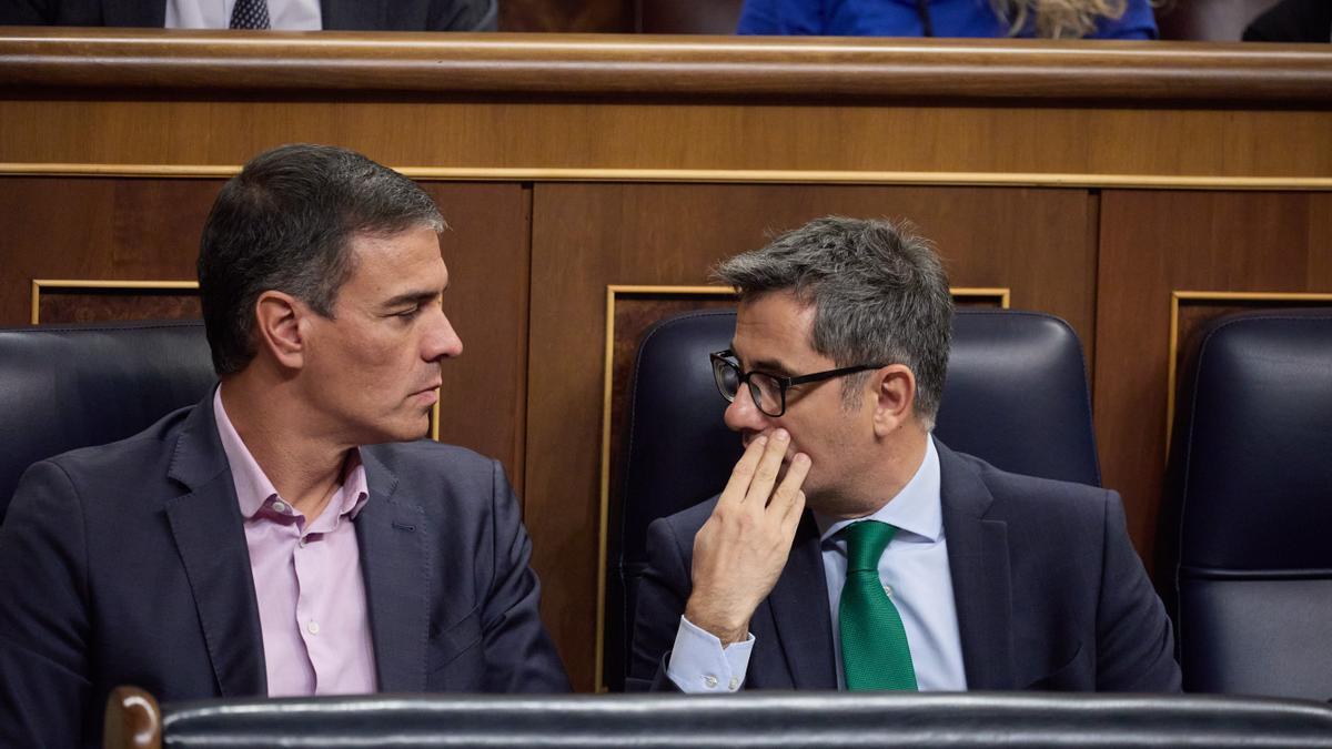 El presidente del Gobierno, Pedro Sánchez, y el ministro de Presidencia y Justicia, Félix Bolaños, conversan durante un pleno del Congreso.