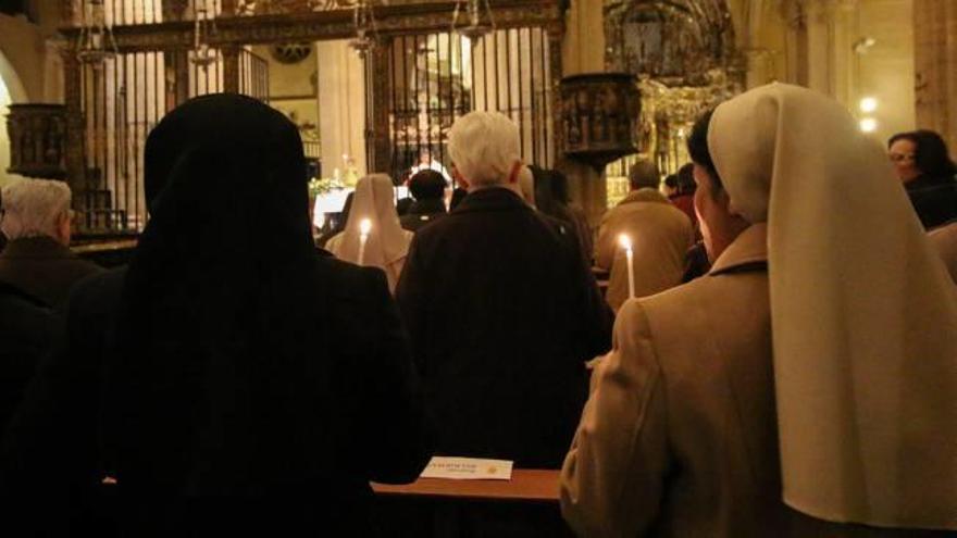 A la eucaristía celebrada ayer en la catedral oriolana asistieron numerosas religiosas y también feligreses que quisieron sumarse a esta celebración.