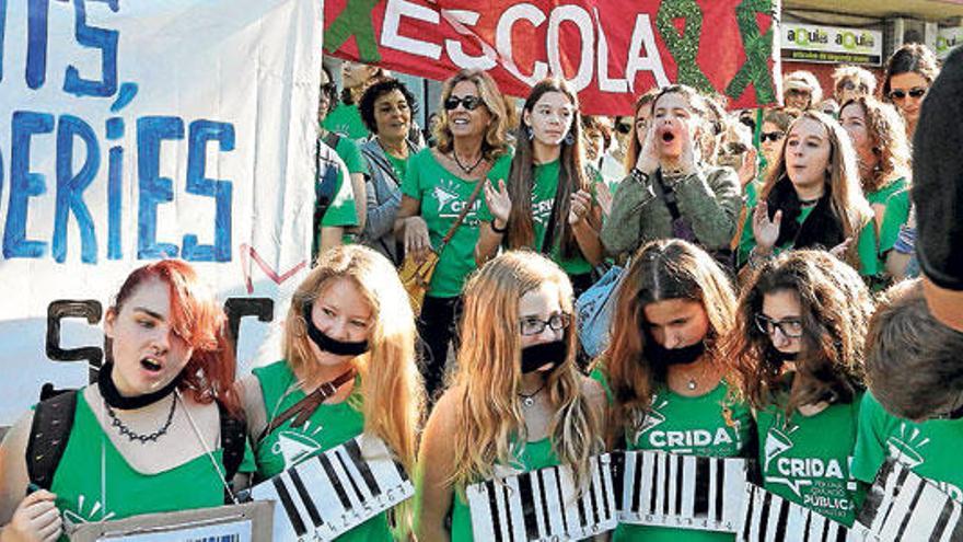 Un millar de docentes se manifestaron el viernes.