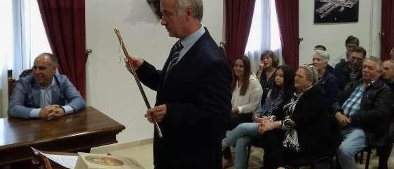 Gonzalo Durán con el bastón de mando de Vilanova. // I. A.