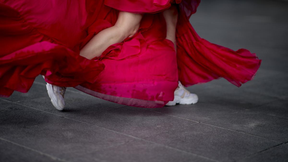 Deportivas blancas en el 'street style' de París