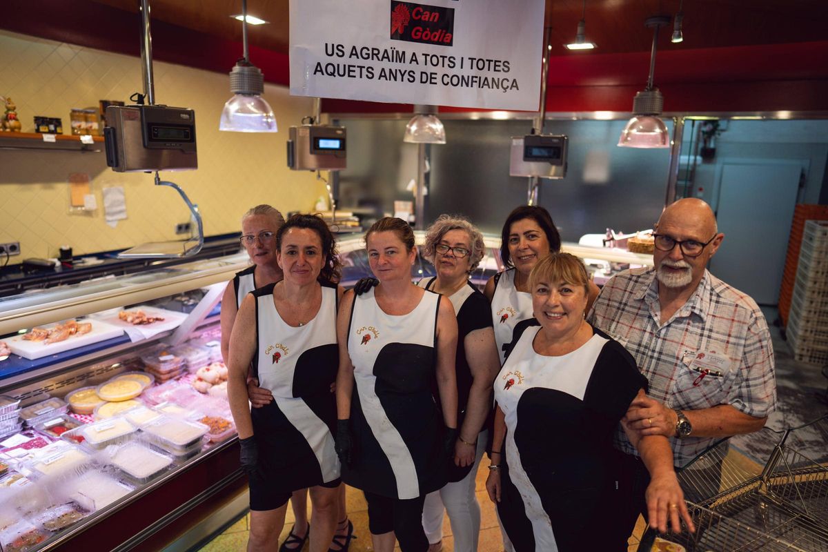 Foto de familia de las dependientas de la pollería Can Gòdia de Badalona.