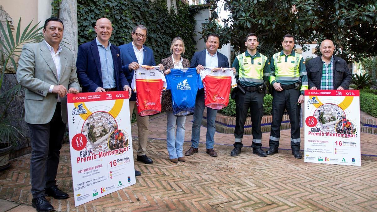 Autoridades asistentes a la presentación del Gran Premio Ciclista de Montemayor.