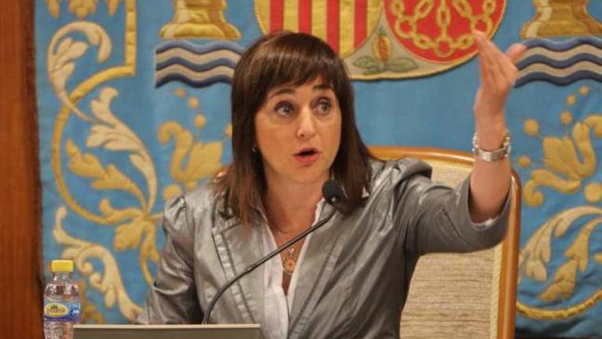 Mayte Parra, alcaldesa de Ibi, durante un pleno.