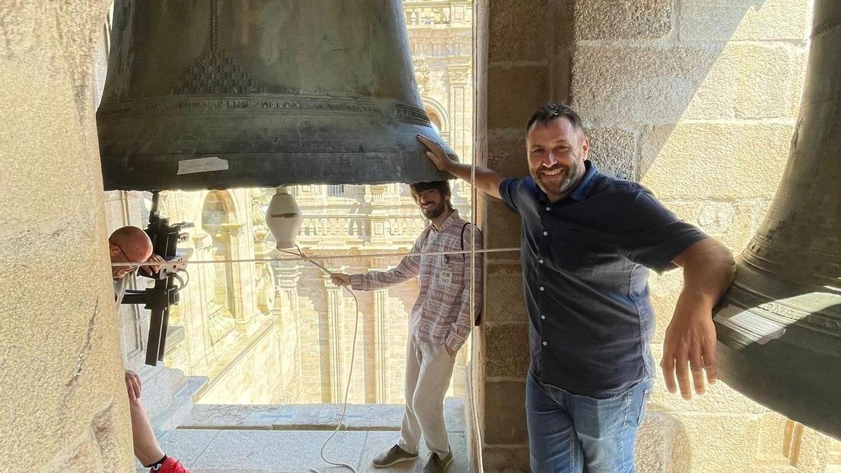 El campanero de Vilanova Rogelio Vieites en la Catedral de Santiago.