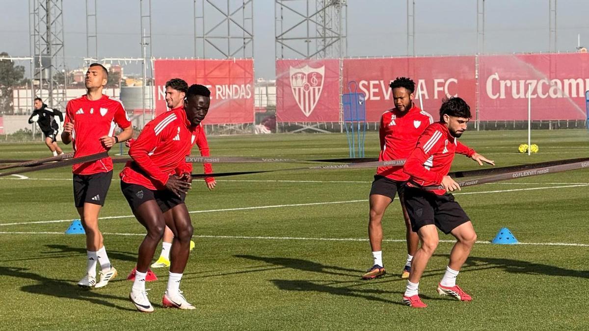 Maupay, Ejuke, Akor Adams, Jordán y Carmona, en un entrenamiento del Sevilla FC