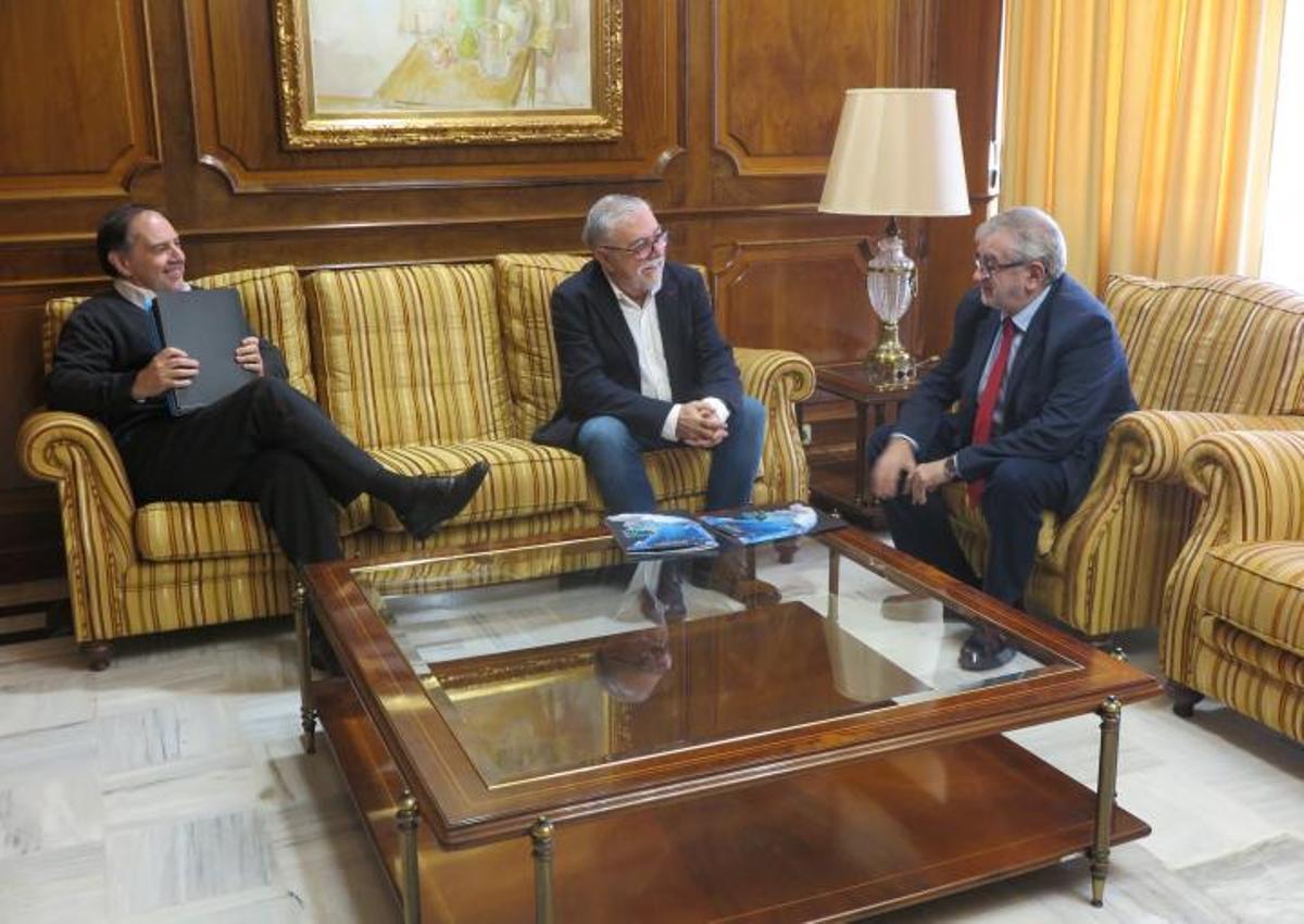 Los codirectores del Cemop, Ismael Crespo y Juan José García Escribano (I), junto al presidente de la Asamblea, Alberto Castillo.