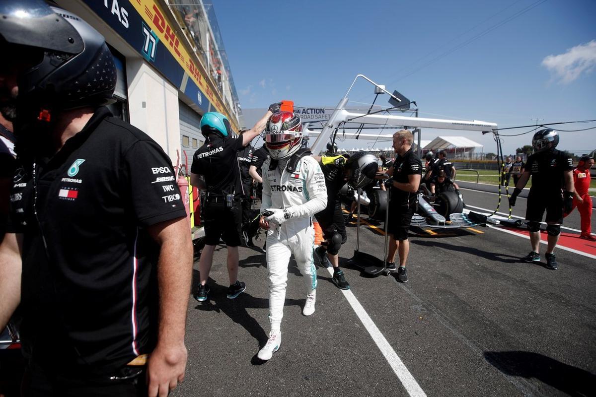 VXH04. LE CASTELLET (FRANCIA), 21/06/2019.- El piloto de Fórmula Uno británico Lewis Hamilton (c), de la escudería Mercedes AMG GP, camina después de participar en la segunda sesión libre para el Gran Premio de Francia, este viernes, en el circuito Paul Ricard de Le Castellet, Francia. EFE/ Yoan Valat