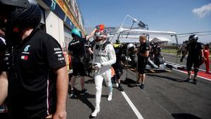 VXH04. LE CASTELLET (FRANCIA), 21/06/2019.- El piloto de Fórmula Uno británico Lewis Hamilton (c), de la escudería Mercedes AMG GP, camina después de participar en la segunda sesión libre para el Gran Premio de Francia, este viernes, en el circuito Paul Ricard de Le Castellet, Francia. EFE/ Yoan Valat