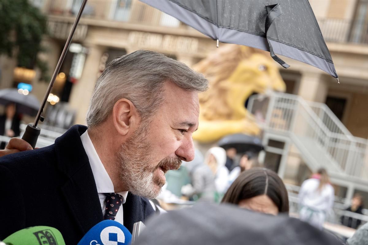 El presidente del Gobierno de Aragón y candidato del PP a la reelección, Jorge Azcón, atiende a los medios de comunicación en el tradicional reparto de roscón por San Valero.