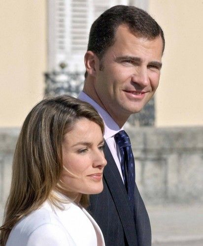 Se cumplen diez años del anuncio, por parte de Don Felipe y la periodista asturiana Letizia Ortiz, de su compromiso nupcial. Tras la comparecencia ante los medios, toda la Familia Real secundó al heredero y a su futura esposa.