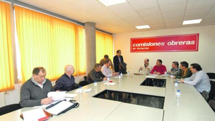 Los representantes de FITAG-UGT y de la Federación de Industria de CC OO, ayer, en Oviedo.