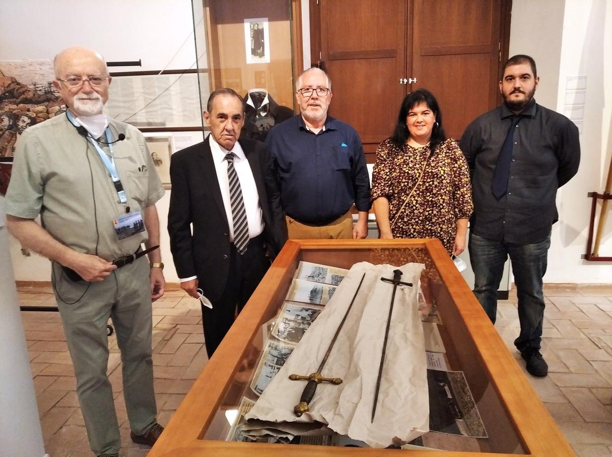 Esteban Alcántara con Francisco Sierra, sus hijos y Juan Carlos Valdivia, presidente vecinal de Ciudad Jardín, con los espadines de Justo Sierra.