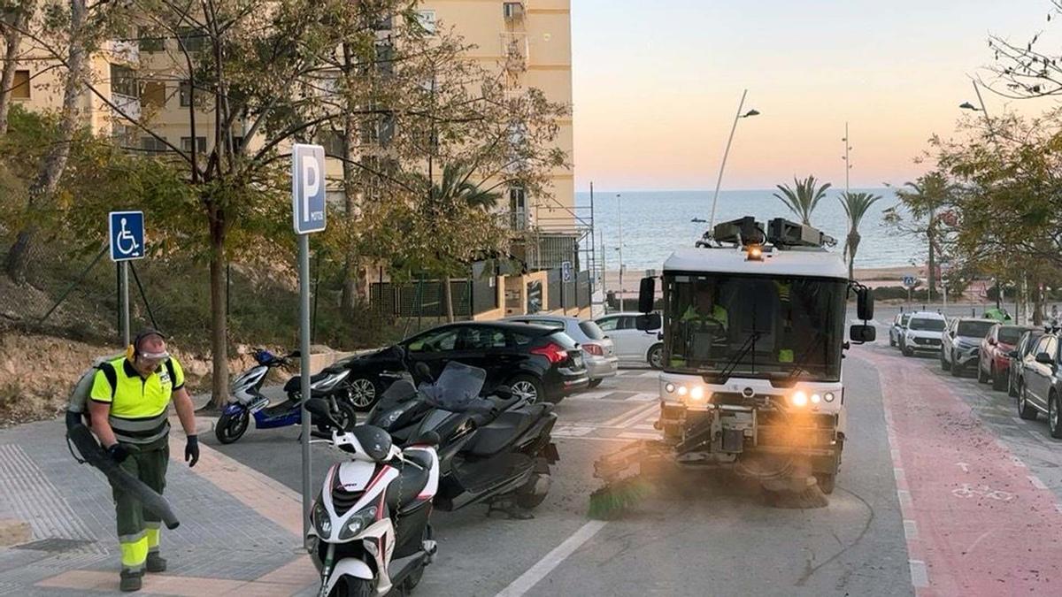 Operarios del servicio de limpieza viaria de Benidorm.