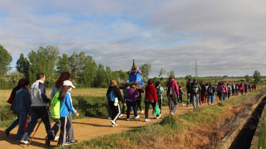 La Virgen de la Vega fue llevada a hombros durante todo el recorrido.