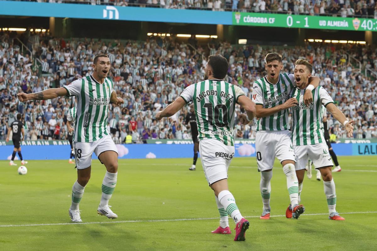 Los futbolistas del Córdoba CF celebran su gol ante el Almería en el partido de la primera vuelta.