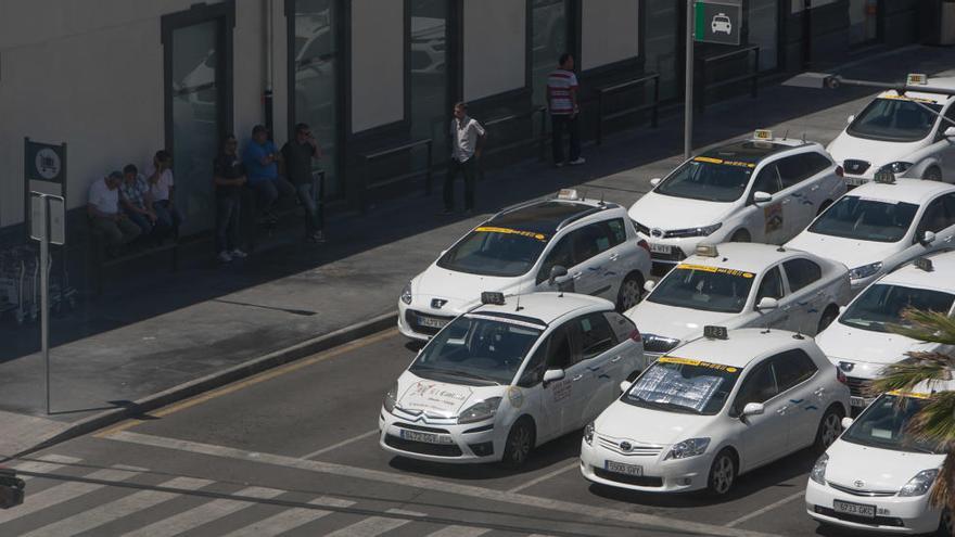 La nueva Ley del Taxi solo permitirá una licencia por profesional