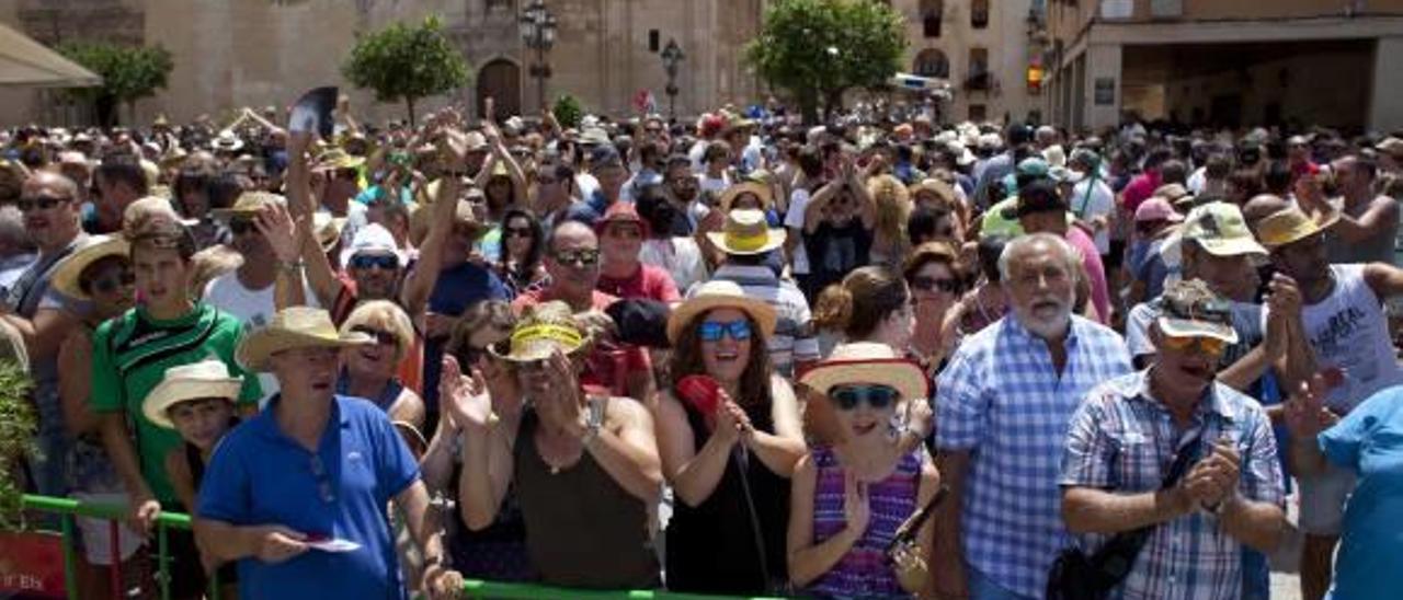 La asistencia a las mascletàs ha sido masiva y ha congregado a cientos de personas.