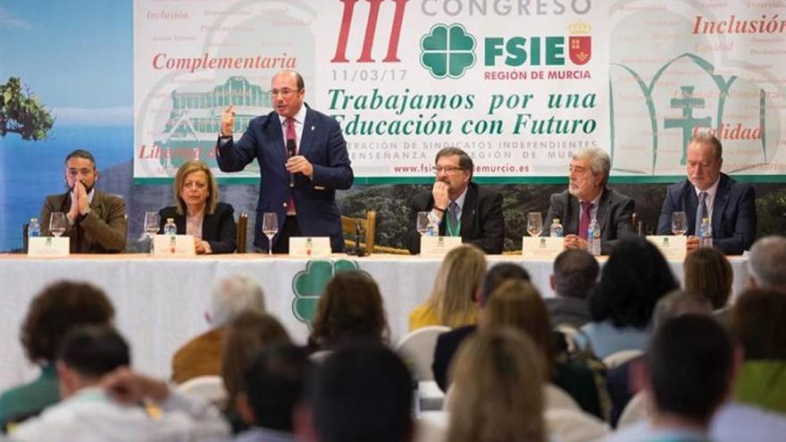 El jefe del Ejecutivo regional clausuró ayer el III Congreso Autonómico de la Federación de Sindicatos Independientes de la Enseñanza.