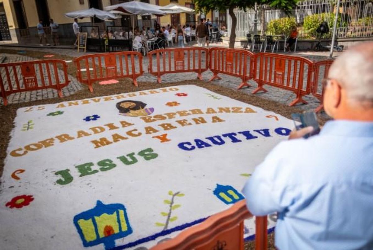 Alfombra en Santa Cruz por el Corpus Christi