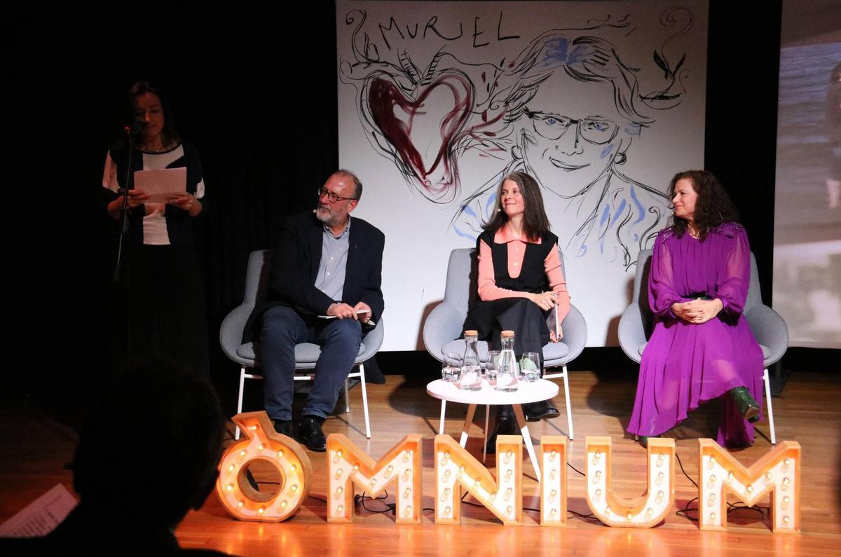 Conversación entre el actual presidente de Òmnium, Xavier Antich, y la hija de Muriel Casals, Laia Gasch, conducida por la periodista Roser Sebastià.