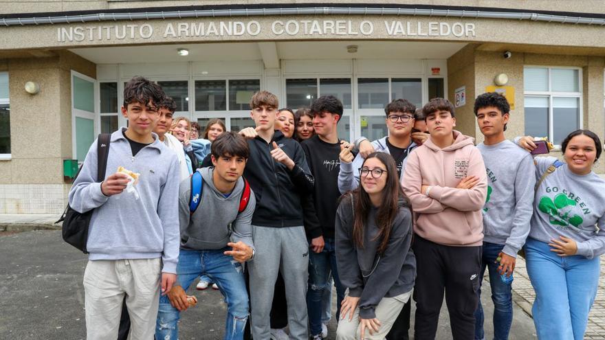 Varios alumnos del instituto Armando Cotarelo Valledor junto a los Erasmus. |   // I. ABELLA