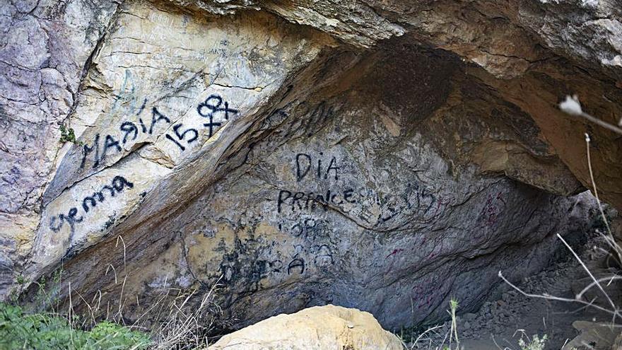 Pintada en una cueva
próxima a la Nevera, en el 
 entorno del castillo. |   P. IBORRA