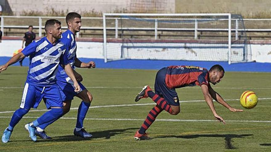 Andrés Caicedo cau a terra entre dos defensors