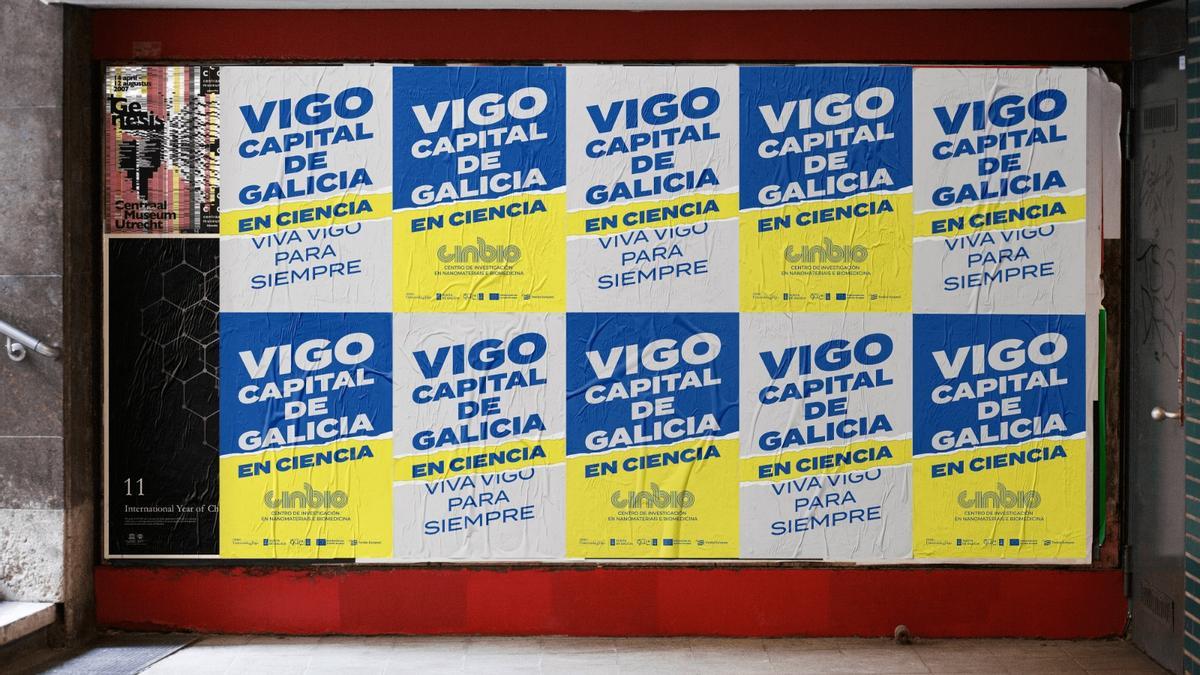 Desvelado el misterio: ya conocemos quién se esconde tras la misteriosa campaña que empapeló Santiago con mensajes de "Vigo capital de Galicia"