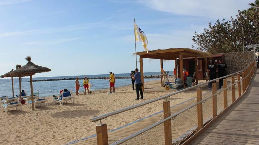 Simulacro en la playa adaptada de Cala Bona