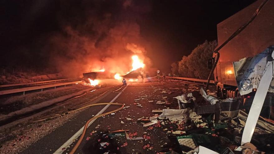 Camión incendiado.