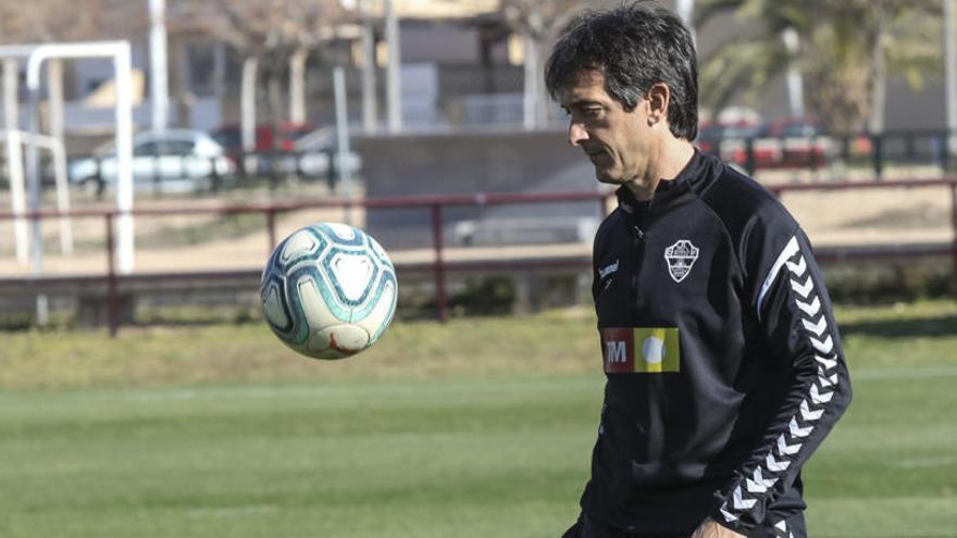 El técnico Pacheta juguetea con un balón tras el entrenamiento de ayer del Elche en el campo de Altabix.