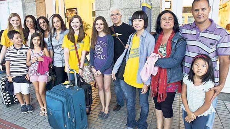 Un momento de la llegada de los jóvenes a Santiago de Compostela, ayer.  Abajo, un momento de complicidad entre dos pequeñas  que por fin conocieron a sus familias &quot;adoptivas&quot;.  // Óscar  Corral