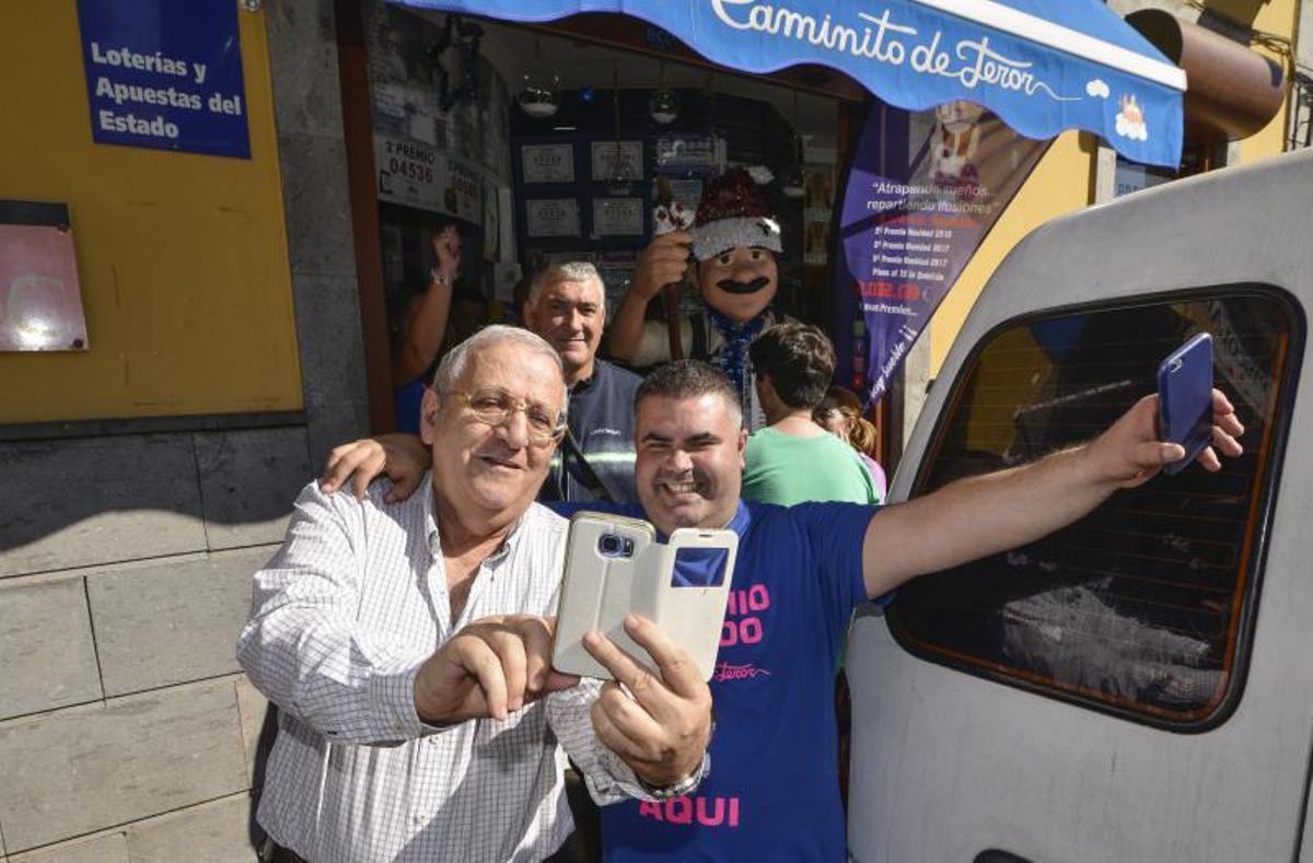 22/12/2018 TEROR. Lotería de Navidad, administración Caminito de Teror, Tercer  premio y el Gordo de Navidad vendidos en Teror. FOTO: J. PÉREZ CURBELO  | 22/12/2018 | Fotógrafo: José Pérez Curbelo
