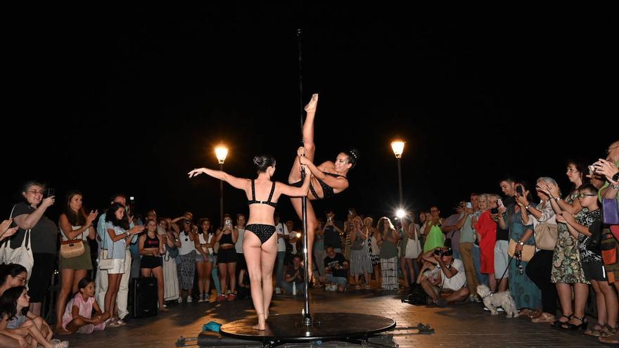 La danza acrobática &#039;enciende&#039; el puente de Palmas de Badajoz